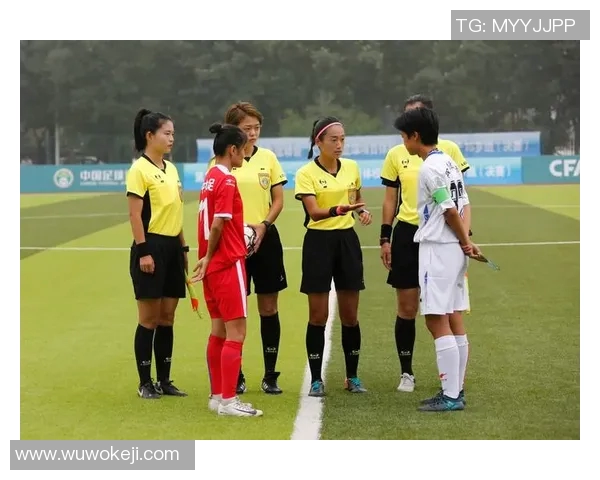 中国足球女球星风采展现 从场上到场下的精彩瞬间